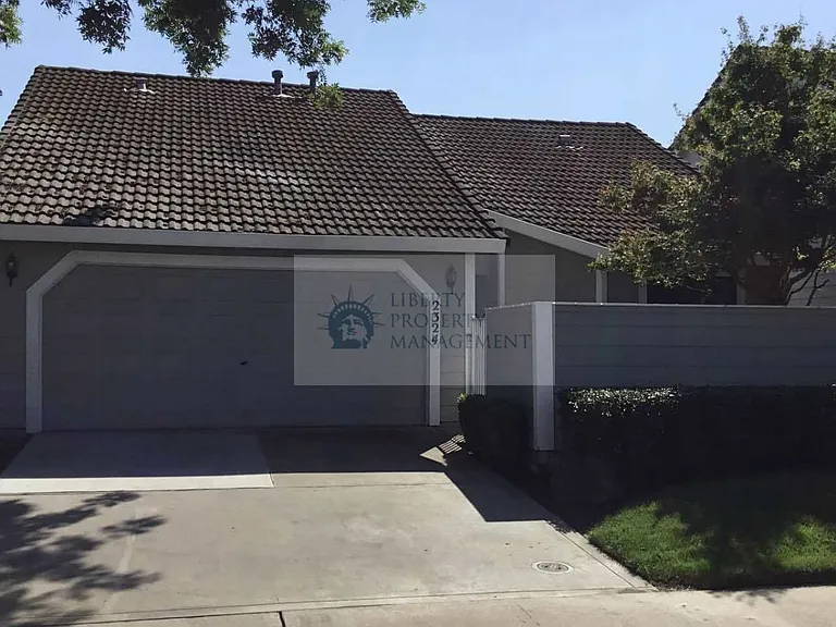 2324 Saint Lawrence Ln — Photo 1