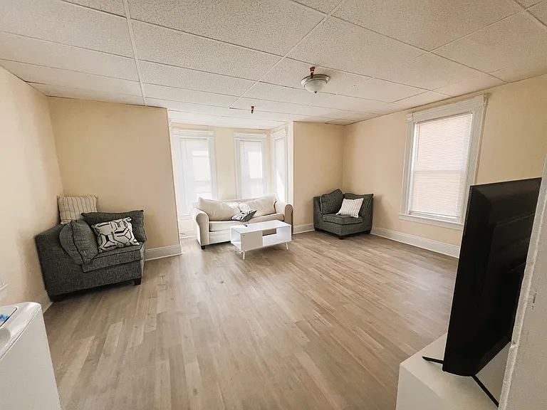 348 Walker St #R4 — Photo 1