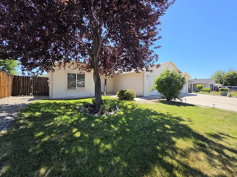 438 Mountainside Ln — Photo 3