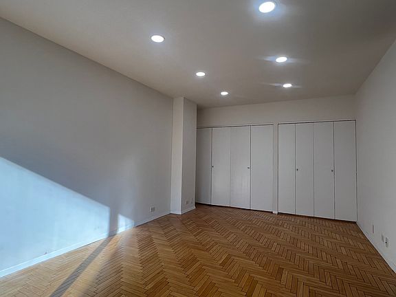 4th image of 106 Central Park S APT 25G