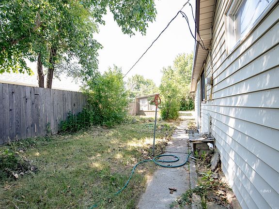 4th image of 390 N 8th Ave