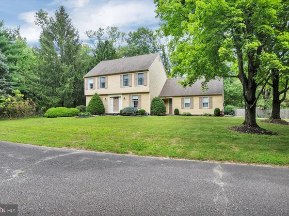 8 Teak Ct, Medford, NJ 08055