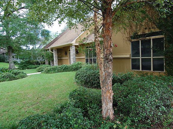 3rd image of 3707 Queen Elizabeth Dr