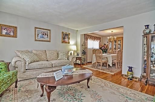 4th image of 4 Sloan Cir