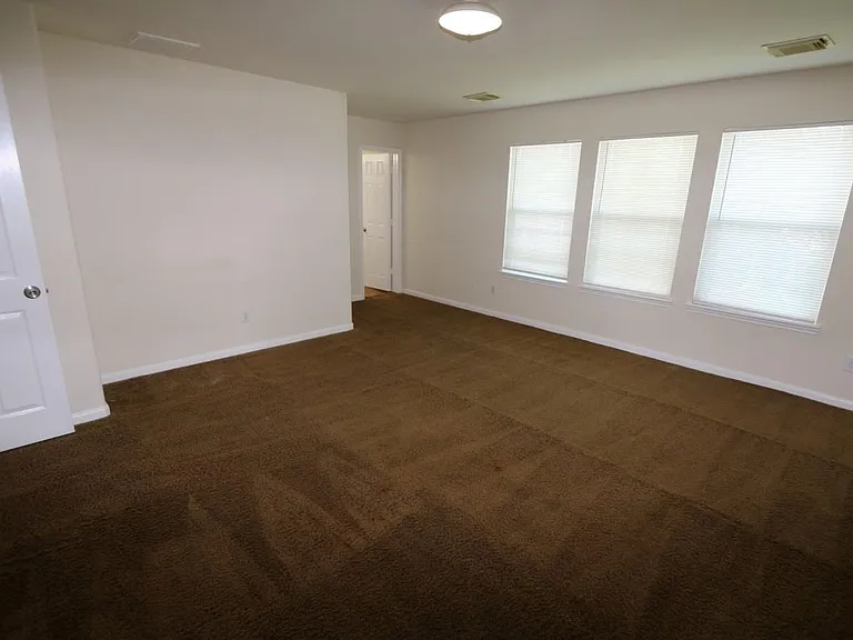 15611 Leeds Ln — Photo 11