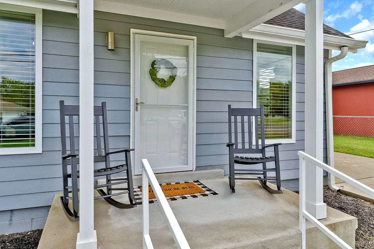 Inviting front porch - 209 Campus Dr