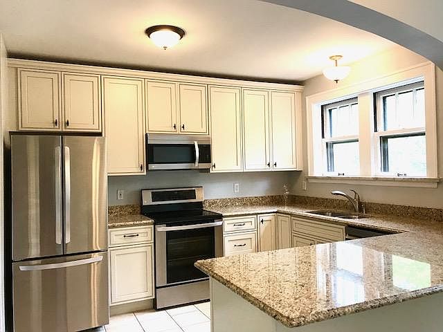 Beautiful kitchen with new applicances