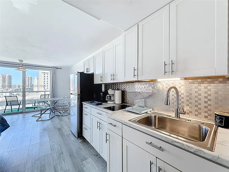 19201 Collins Ave #636 — Photo 5