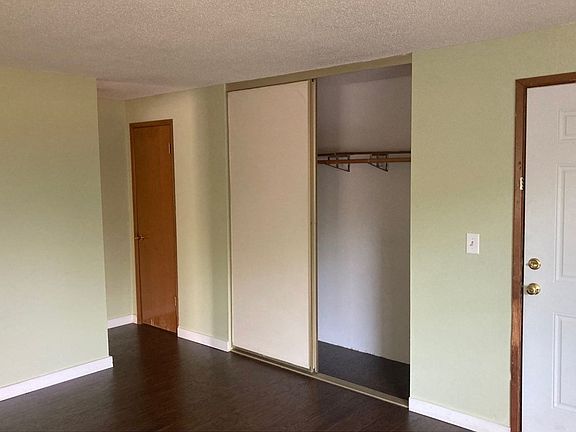 5th image of 622 S Steele St APT B