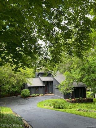 891 Blue Heron Dr, Highland, MI 48357