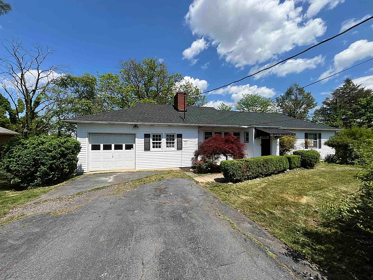 226 Orchard Ln — Photo 1