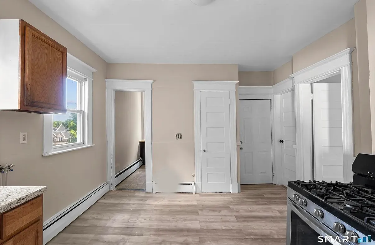 4 bed, $1,600 — Photo 2