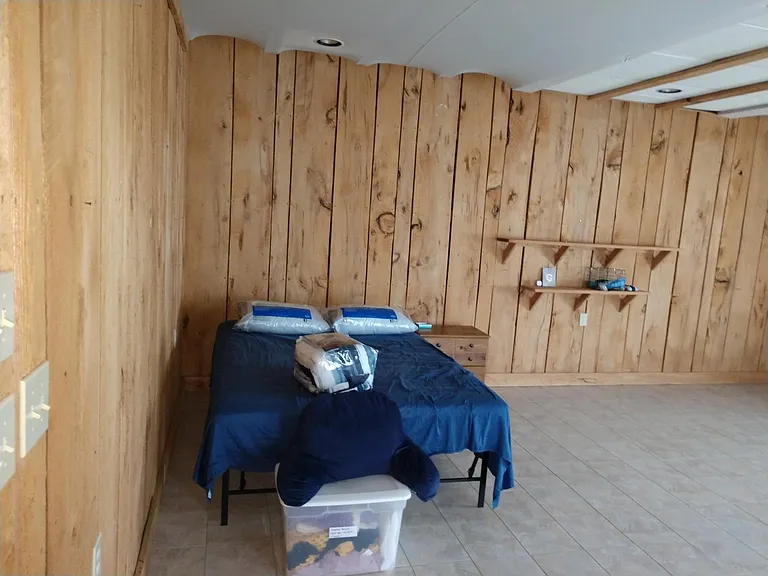 Unfinished bonus room. Obs. Bed not available
