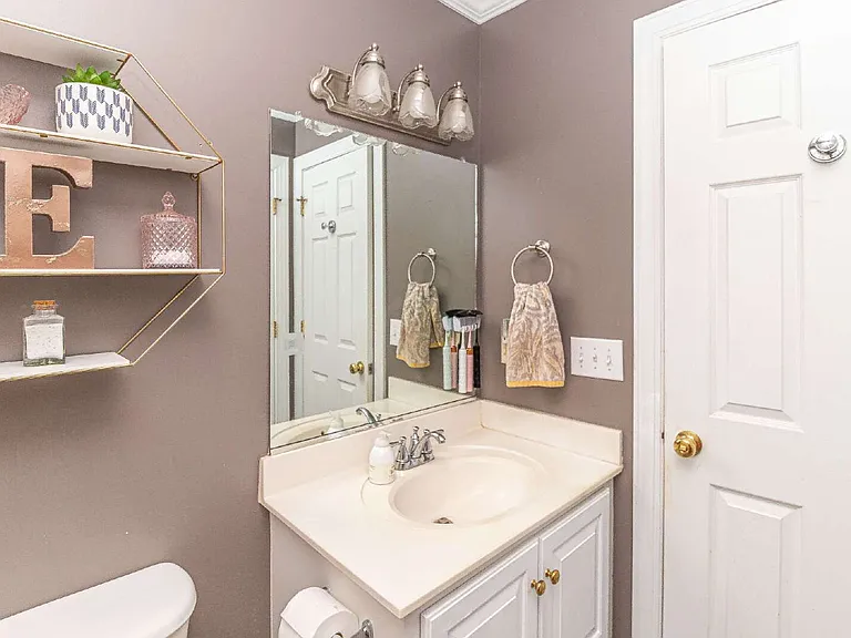 200 Ashworth Dr — Photo 14
