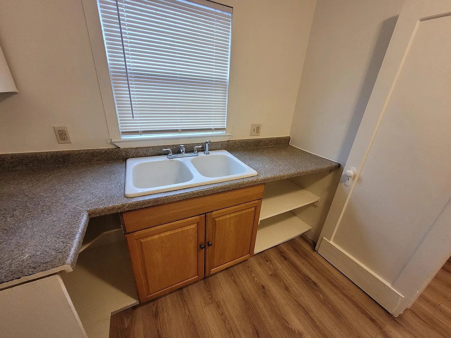 Studio, 400 sqft, $895 — Photo 3