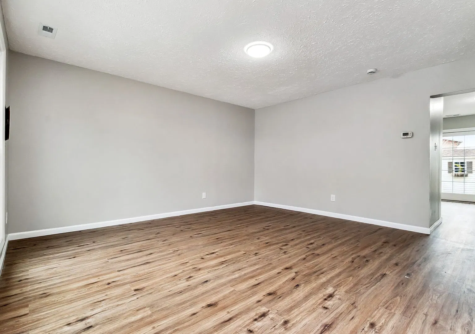 Three Bedroom House In Rosedale — Photo 2