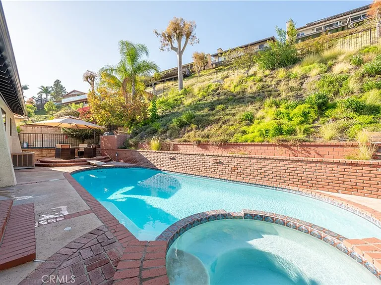 1350 E Tujunga Ave — Photo 42