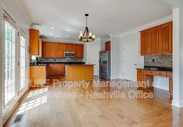 1214 Broadmoor Cir — Photo 16