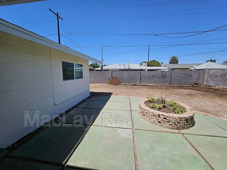 524 W 3rd Pl — Photo 18