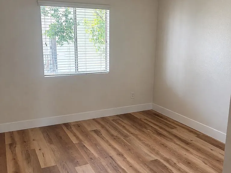 740 W Elm St #207 — Photo 2