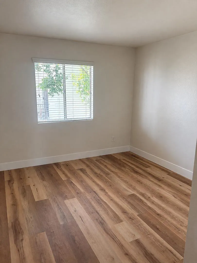 Building Photo - 740 W Elm St #207