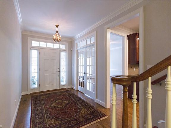 3rd image of 10 Hines Park Ln