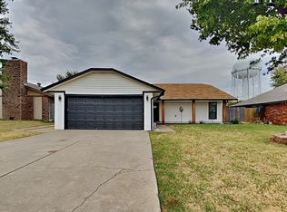 1051 Royal Ln, Yukon, OK 73099