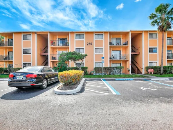 250 Palm Cir W APT 301, Hollywood, FL 33025