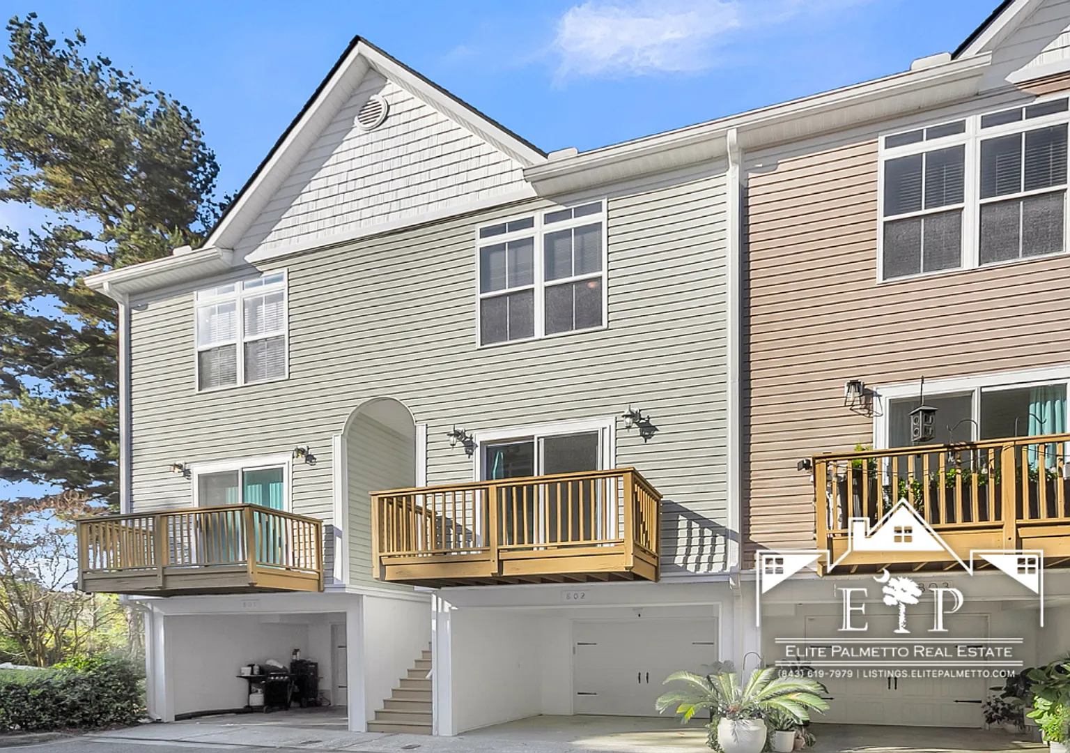 Charming Townhouse Near the Heart of Charleston Comfort & Convenience in One! — Photo 1
