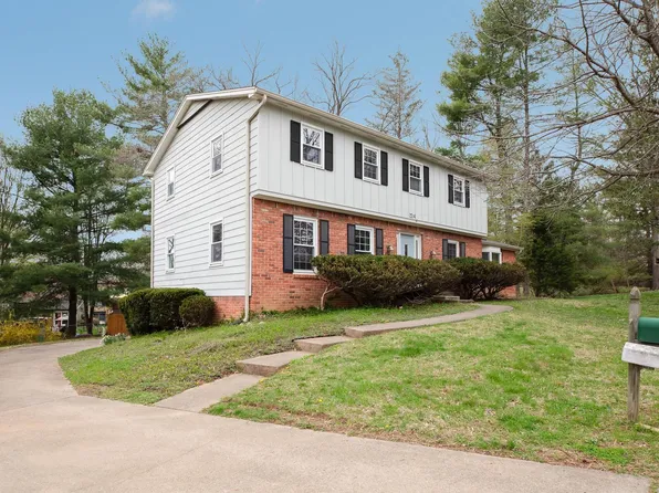 2204 S Belhaven Ct, Bloomington, IN 47401