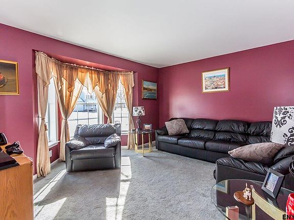 3rd image of 53 Wallflower Dr
