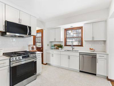 8416 Meadow Lake Rd N, New Hope, MN, 55428