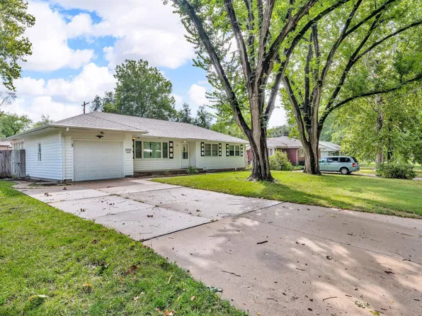 2200 SW Prairie Rd, Topeka, KS 66614