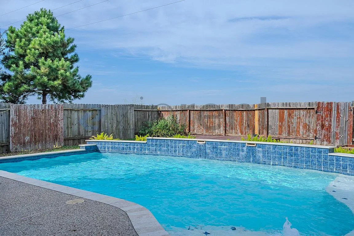 4 bed, 2.5 bath, 2450 sqft, $3,150 — Photo 4