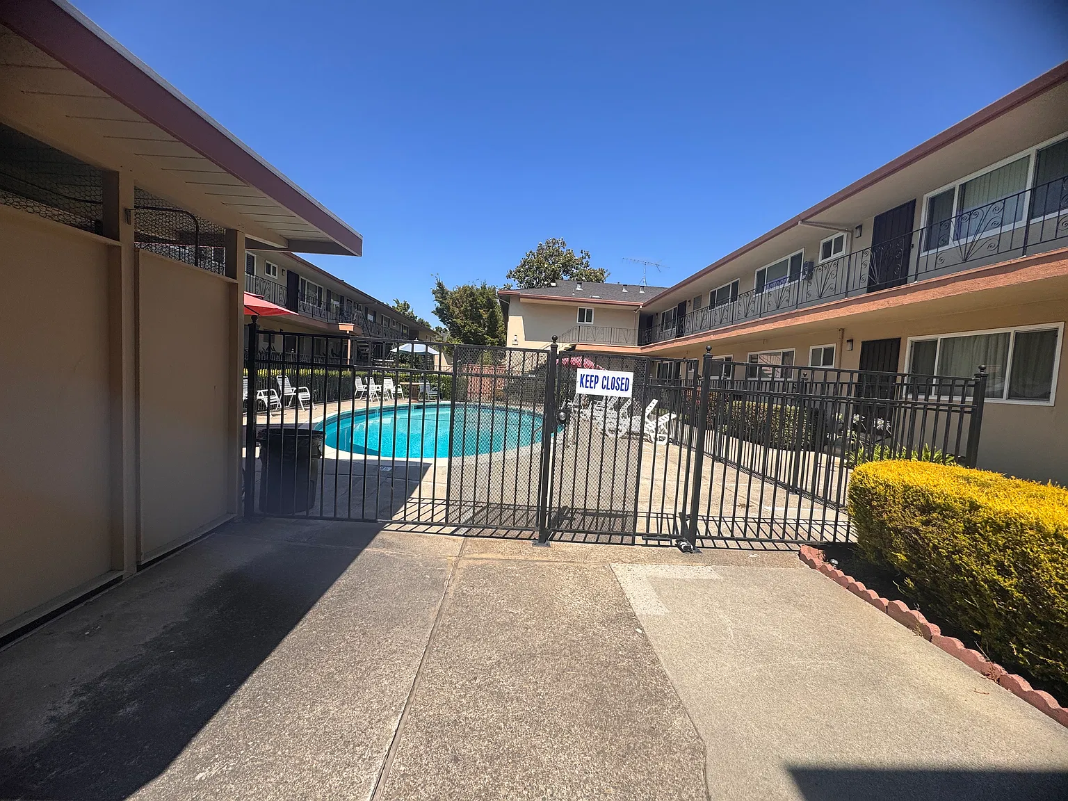 3 bed, 1200 sqft, $3,850 — Photo 2