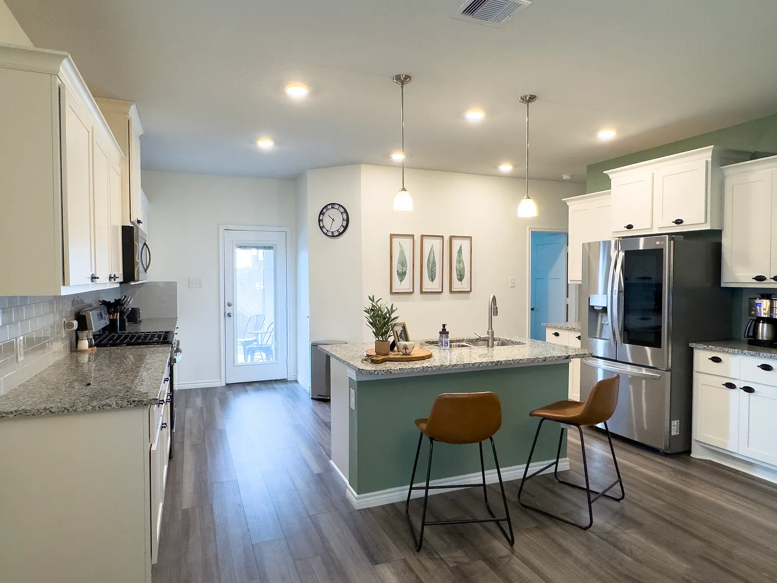 3 bed, 1699 sqft, $5,000 — Photo 2