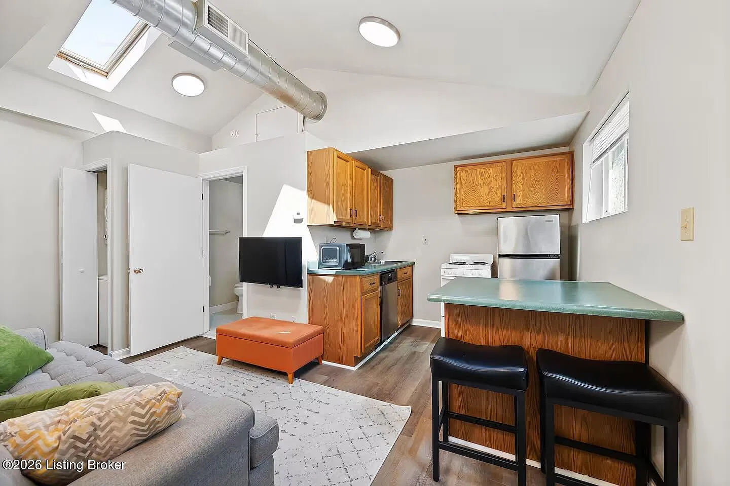 2 bed, 1.0 bath, 400 sqft, $1,600 — Photo 4