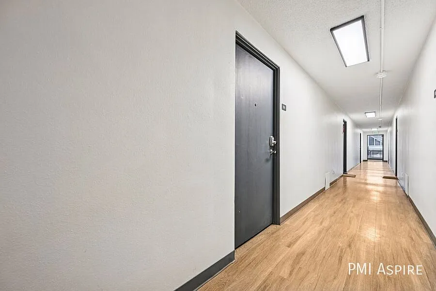 1 Bedroom 1 Bath Apartment — Photo 2