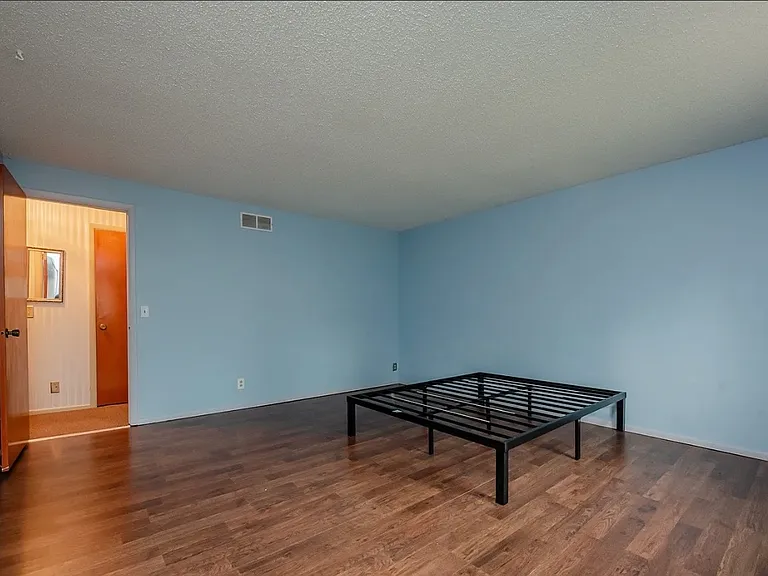 16 Surrey Hill Way — Photo 15