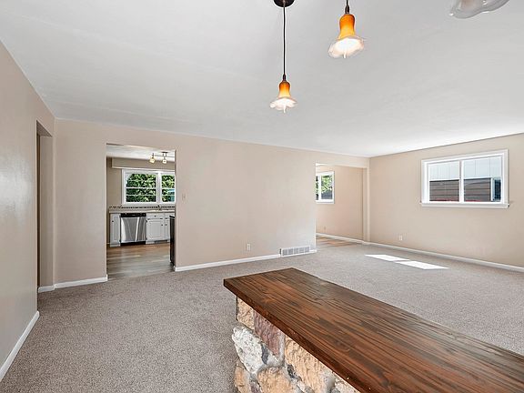 4th image of 1006 E Lindbergh St