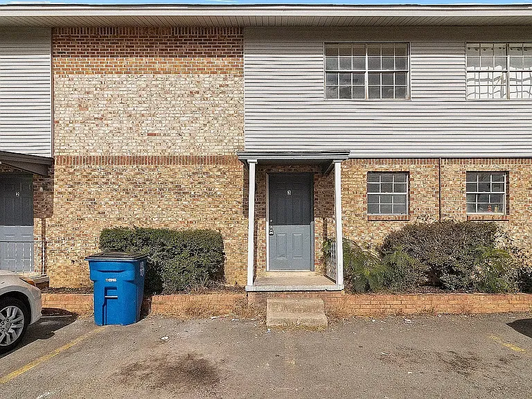 2605 W 58th St #10 — Photo 1