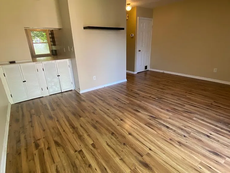 623 E Walnut St — Photo 9