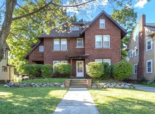 12912 Cedar Rd, Cleveland Heights, OH 44118