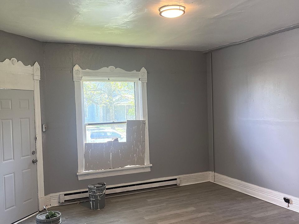 1st image of 21 Grosvenor Ave #21