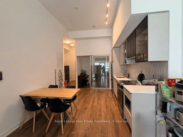 405 Dundas St W #114 — Photo 2