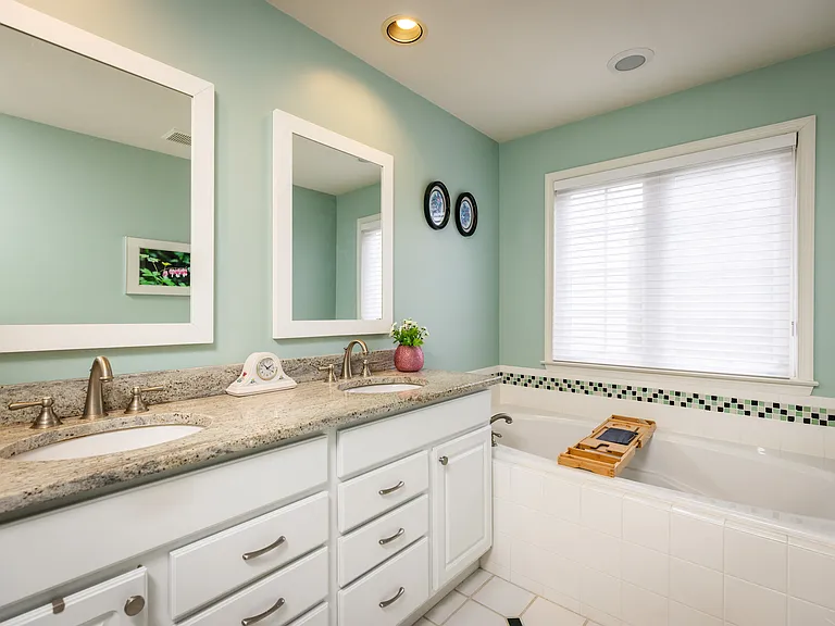 703 W Oakmeade Dr — Photo 16