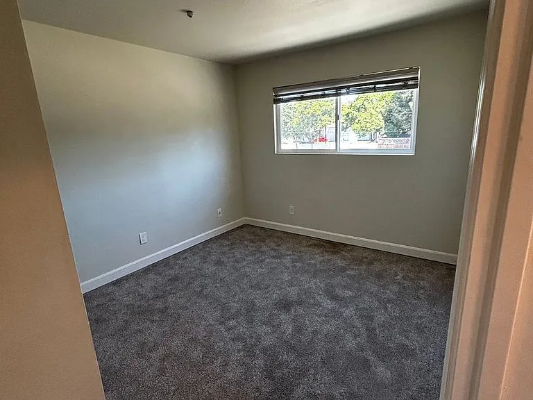 1135 Slater St — Photo 6