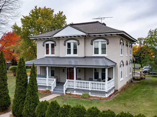 214 E Main St, Weyauwega, WI 54983