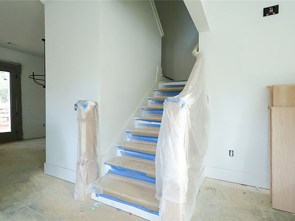 4th image of 1027 E Glenn Ave #702