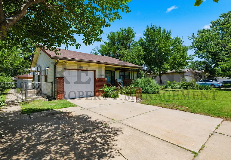 2425 N Marigold Ln — Photo 2